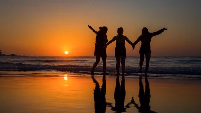 Mặt trời đỏ rực trên bãi biển Bondi ở Sydney hôm 8/1. Ảnh: News.com.