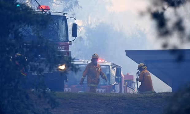 Lính cứu hỏa dập tắt đám cháy ở Melbourne hôm 7/1. Ảnh: EPA.
