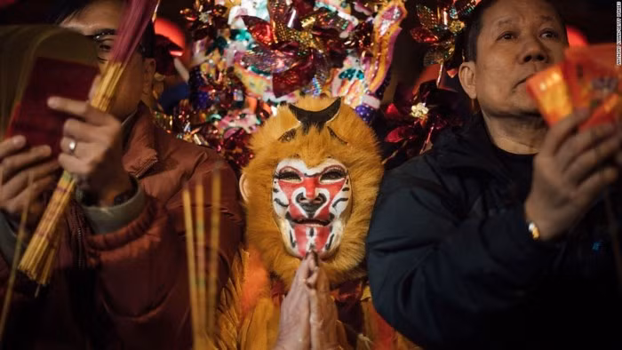 Phong tục đón Tết Nguyên đán ở Trung Quốc gần giống với Việt Nam. Đây là dịp để mọi người sum họp gia đình và đi lễ đầu năm. Ảnh: CNN.