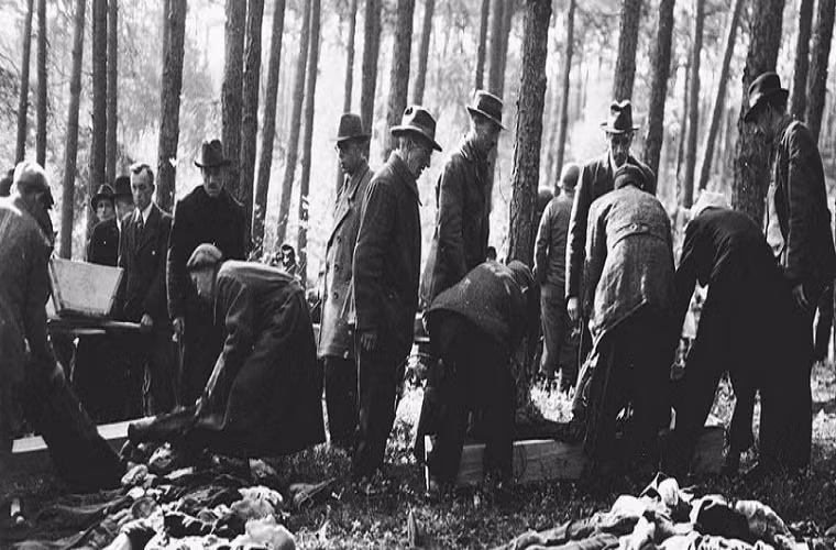 Người dân Đức "khai quật" thi thể những tù nhân chết trong trại tập trung Neunburg vorm Wald, Bavaria, để đem đi chôn cất lại hồi tháng 5/1945. Ảnh: Flickr.