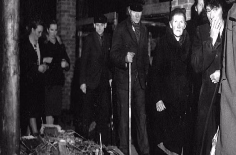 Cư dân thành phố Ludwigslust, Đức, chứng kiến sự tàn bạo trong khu trại tập trung ở đó ngày 6/5/1945. Ảnh: Flickr.