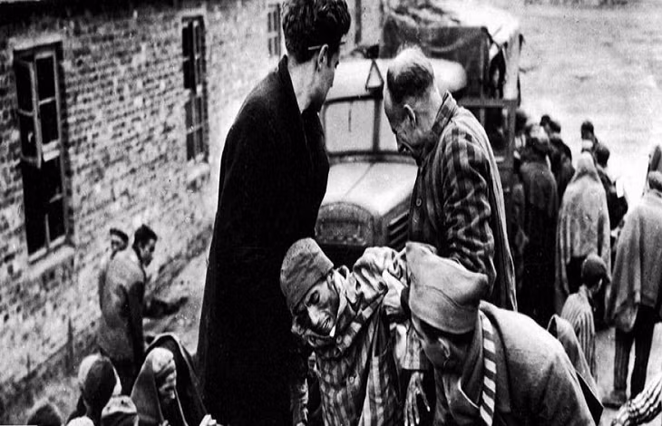 Lính Mỹ giải phóng tù nhân tại trại tập trung Woebbelin tháng 5/1945. Ảnh: Flickr.