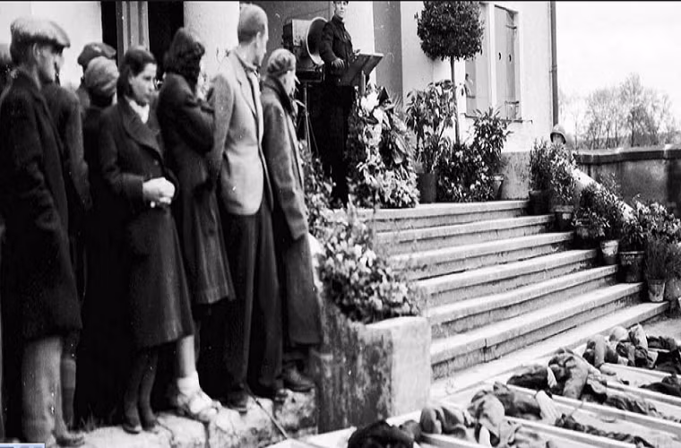 Người dân thành phố Neunburg Vorm Wald (Đức) dự đám tang của những tù nhân Ba Lan, Hungary,…chết trong trại tập trung ở thành phố này hồi tháng 4/1945. Ảnh: Flickr.