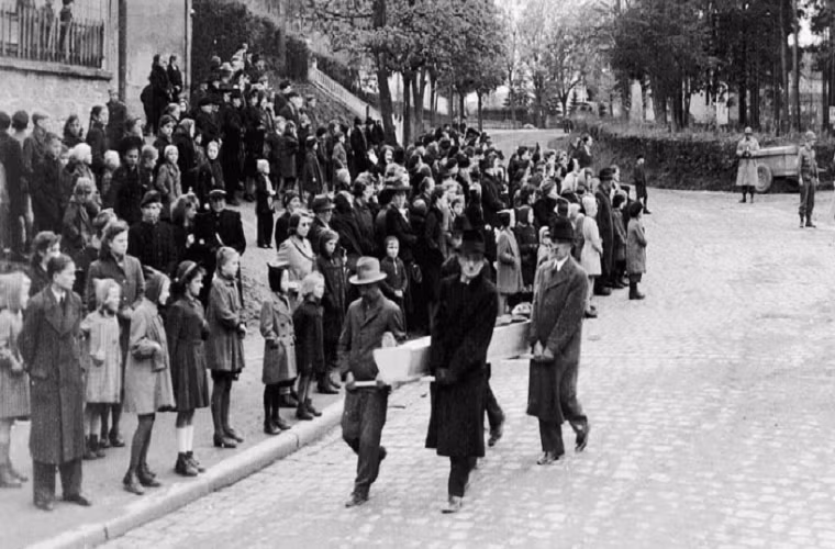 Người dân Neunburg vorm Wald khiêng quan tài chứa thi thể các tù nhân đã chết trong trại tập trung ở thành phố này hồi tháng 4/1945. Ảnh: Flickr.