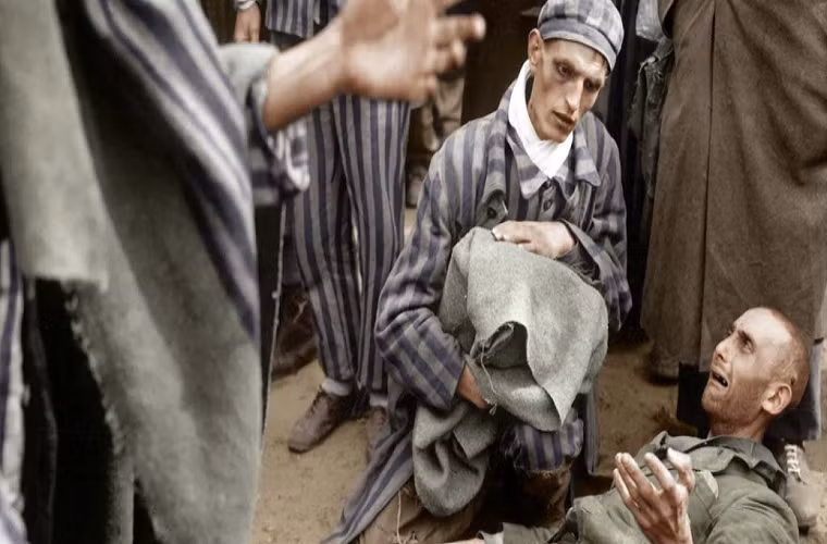 Một tù nhân tại trại tập trung Wobbelin, Ludwigslust (Đức), đang hấp hối ngày 4/5/1945. Ảnh: Ralph Forney.