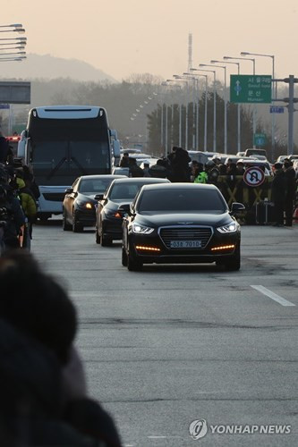 Đoàn xe của phía Hàn Quốc tiến vào tòa nhà Hòa Bình tại Panmunjom. Ảnh: Yonhap