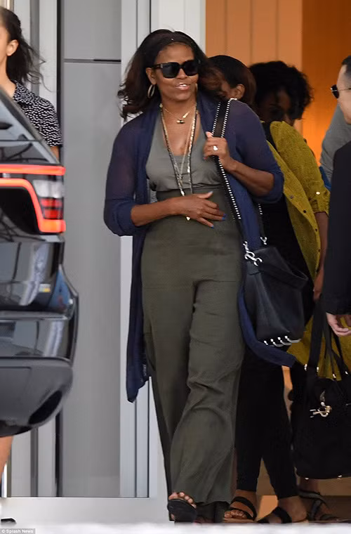 Sau đó cùng ngày, bà Michelle và con gái Malia mang theo đồ đạc rời khỏi khách sạn sau khi ăn tối tại quán ăn Prime 112.