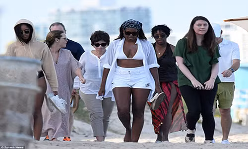 Lần xuất hiện hiếm hoi trong bộ đồ bơi của cựu Đệ nhất phu nhân Mỹ và con gái lớn đã thu hút sự quan tâm của dư luận.