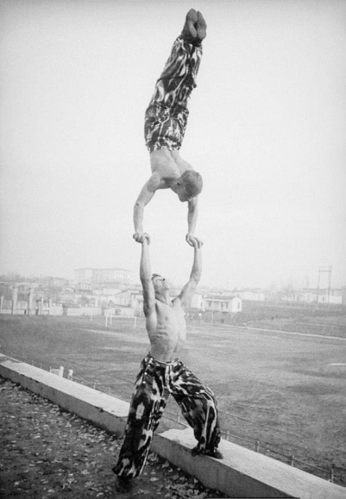 Hai nghệ sĩ nhào lộn phô diễn khả năng điêu luyện.