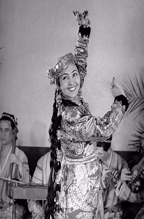 Trong ảnh là Tamara Khanum, một vũ công nổi tiếng người Uzbekistan.