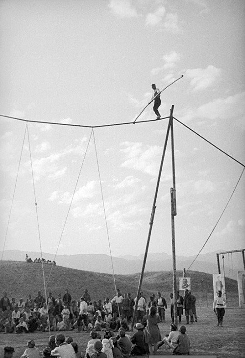 Mọi người tập trung xem màn biểu diễn đi thăng bằng trên dây thừng đầy mạo hiểm của nghệ sĩ xiếc ở đất nước Uzbekistan vào thập niên 1940.