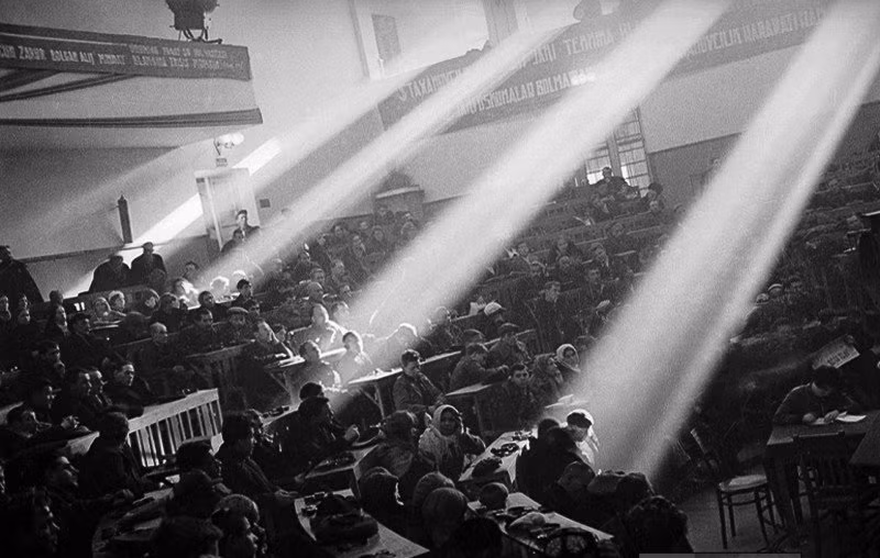 Ánh nắng mặt trời chiếu vào căn phòng của Hội đồng Tối cao ở Tashkent.