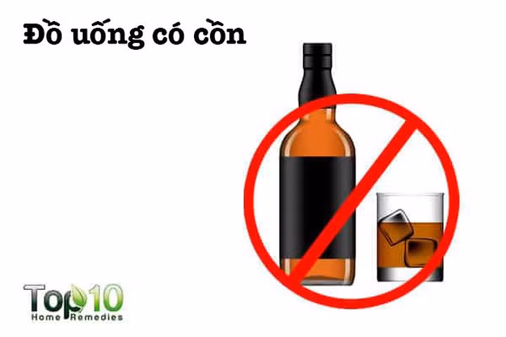 Rượu: Rượu khiến cơ thể mất nước nhiều hơn, trong khi đó cơ thể bạn cần bổ sung chất lỏng sau khi đổ mồ hôi trong phòng tập thể dục. Ngoài ra, tác dụng lợi tiểu của rượu trong cơ thể có thể gây nôn nao khó chịu. Đồ uống có cồn cũng chứa calo rỗng và không cung cấp bất kỳ chất dinh dưỡng nào. Uống những đồ uống này sẽ chỉ trì hoãn quá trình đốt cháy chất béo và góp phần tăng lưu trữ chất béo trong cơ thể.