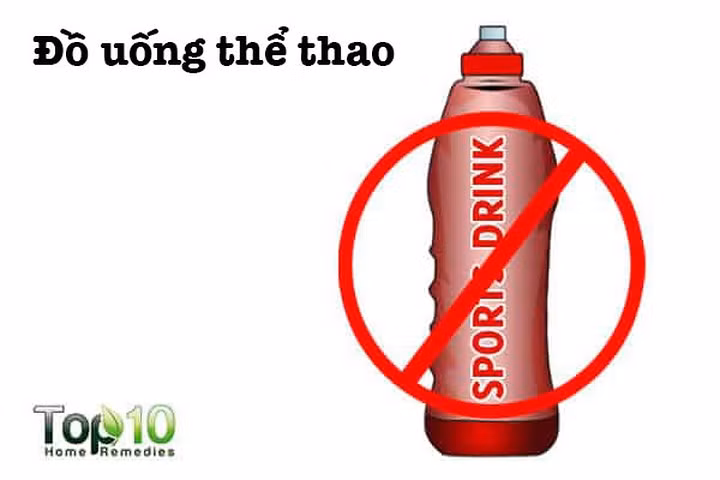 Đồ uống thể thao: Thức uống thể thao được bán trên thị trường chứa nhiều đường và calo nhưng không có dinh dưỡng. Một số loại nước uống có thể có thêm một số vitamin và chất điện giải, nhưng hàm lượng đường cao là lý do lớn nhất để bạn tránh những thức uống này hoàn toàn. Đường trong đồ uống thể thao là hương vị nhân tạo có tác động tiêu cực đến cơ thể.