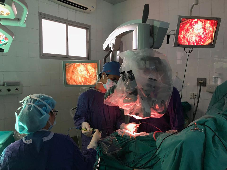 Benh vien Viet Duc cuu song benh nhi u nao, chay mau nguy kich