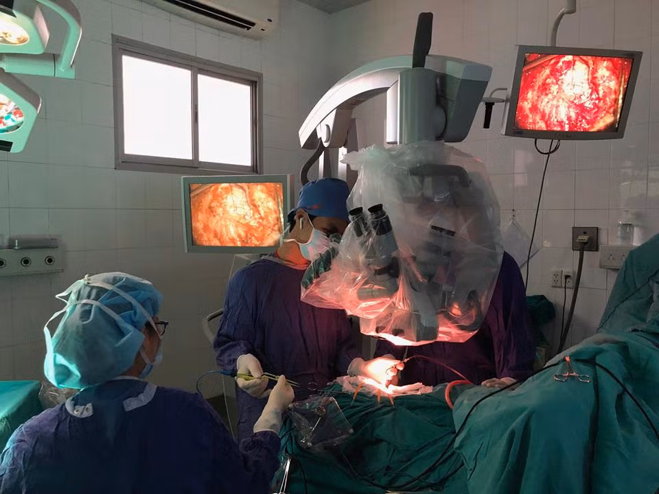 Benh vien Viet Duc cuu song benh nhi u nao, chay mau nguy kich