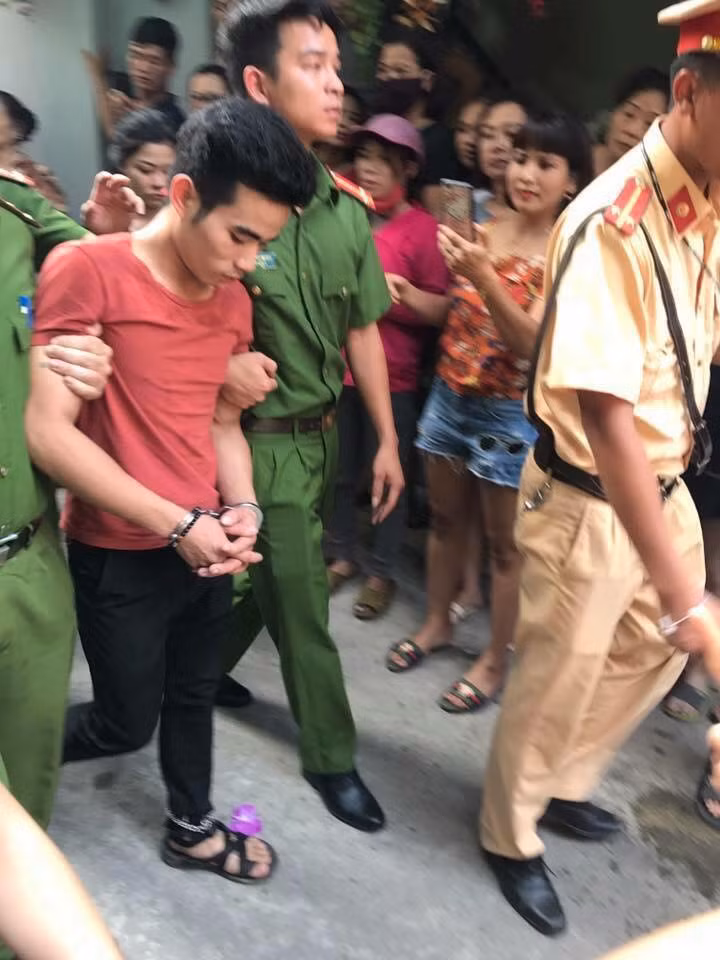 Tại cơ quan công an, Lương Văn Dư khai nhận, quen biết anh Hòa trong quá trình bán hàng rong tại các hội chợ nên cả hai kết bạn với nhau. đến khoảng 20h ngày 7/7, Dư và Hòa cùng về số nhà 4 và đi vào phòng ngủ của Hòa phía cuối nhà... Ảnh: Cảnh sát dẫn Dư thực nghiệm hiện trường.