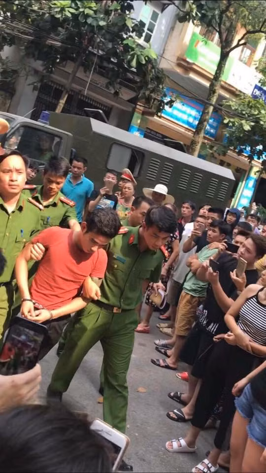 Tiếp nhận tin báo cơ quan chức năng khẩn trương vào cuộc làm rõ. Đến 12h ngày 10/9, Ban chuyên án đã xác định đối tượng gây án là Lương Văn Dư (quê tại Vị Xuyên, Hà Giang). Đến 3h ngày 11/9, cảnh sát đã bắt giữ Dư tại huyện Vị Xuyên. Ảnh: Cảnh sát dẫn giải Dư thực nghiệm hiện trường.