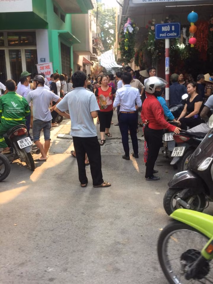 ...Tại đây, giữa hai người đã xảy ra mâu thuẫn do Lương Văn Dư đòi nợ Hòa số tiền 15 triệu đồng nhưng nạn nhân không có tiền trả. Bực tức vì đòi tiền không được, Dư lấy 1 đoạn sắt hình hộp vụt nhiều nhát vào đầu Hòa làm anh này bất tỉnh.