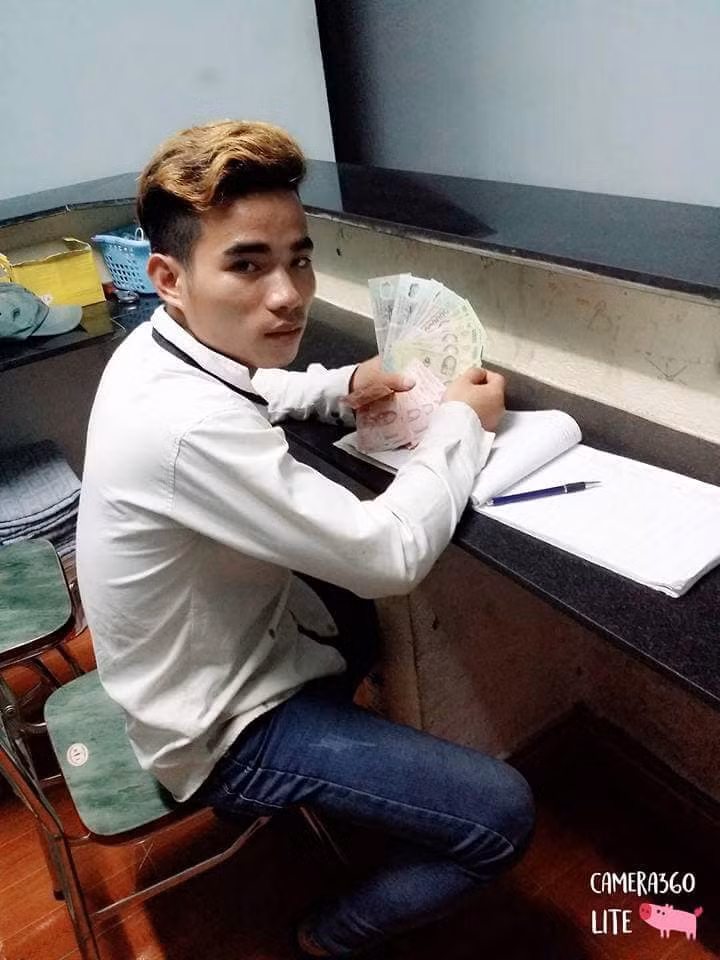 Dư còn chụp ảnh khoe rất nhiều tiền lên trang facebook cá nhân.