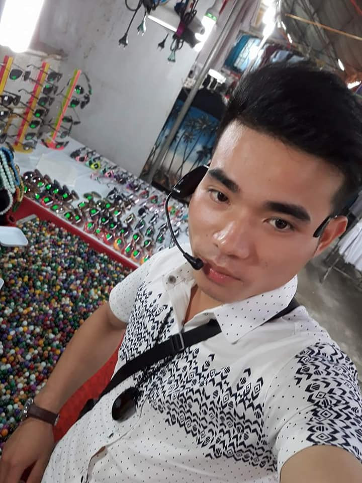 Những hình ảnh bán hàng rong tại các hội trợ cũng được Dư chia sẻ lên mạng facebook sau khi giết người, cướp tài sản.