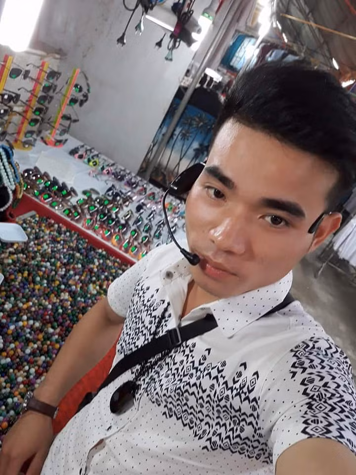 Những hình ảnh bán hàng rong tại các hội trợ cũng được Dư chia sẻ lên mạng facebook sau khi giết người, cướp tài sản.