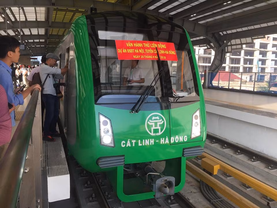 Can canh chay thu tau dien tren cao Cat Linh - Ha Dong