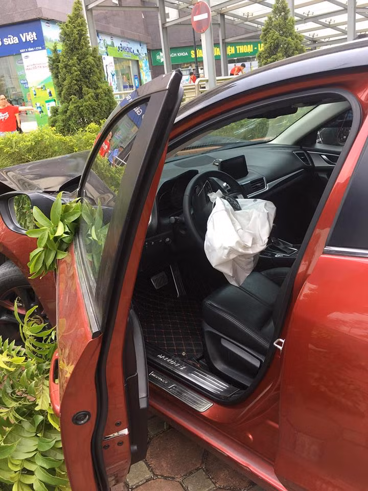 Vua bi phat, xe Mazda 3 lai dam lien hoan nao loan pho Ha Noi-Hinh-2