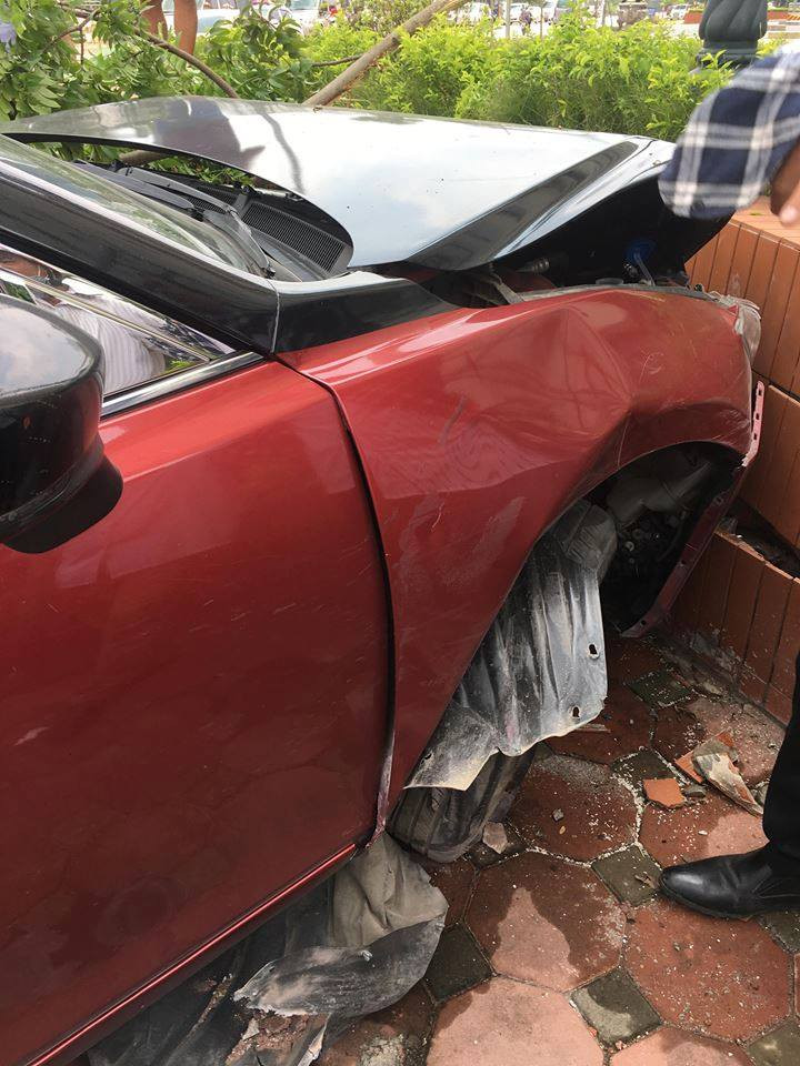 Vua bi phat, xe Mazda 3 lai dam lien hoan nao loan pho Ha Noi-Hinh-3