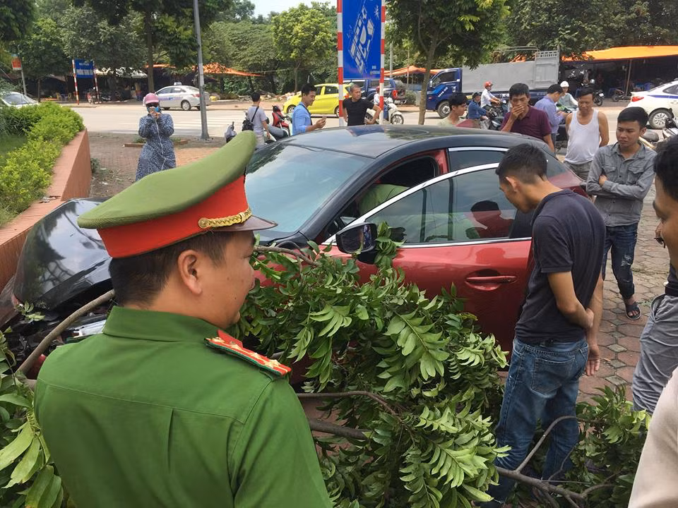 Vua bi phat, xe Mazda 3 lai dam lien hoan nao loan pho Ha Noi