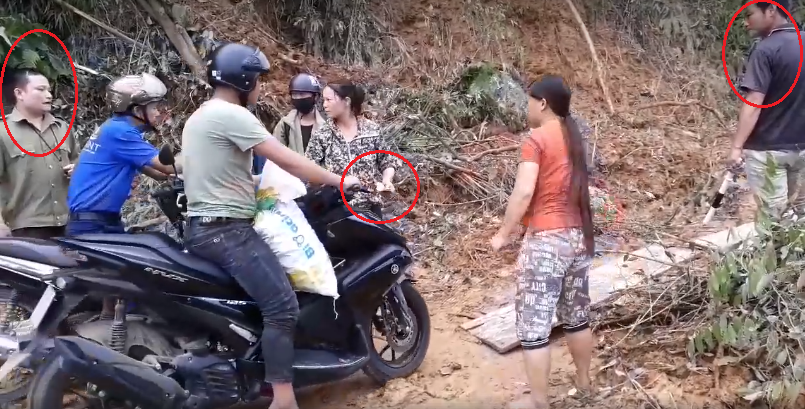 Xon xao dan thu tien boc xe may truoc mat cong an