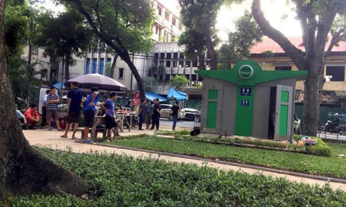 Hai hung thi the nguoi dan ong trong nha ve sinh cong cong