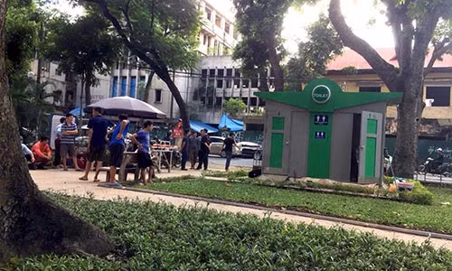 Hai hung thi the nguoi dan ong trong nha ve sinh cong cong