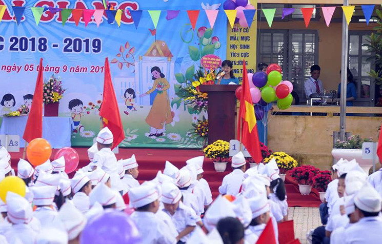 Đúng 7h sáng, nghi thức khai giảng của trường Tiểu học Sơn Đồng bắt đầu. Đến khoảng 7h30, đại diện nhà trường thông báo bà Nguyễn Kim Oanh - Hiệu trưởng trường Tiểu học Sơn Đồng vắng mặt, thay mặt lãnh đạo trường bà Phó hiệu trưởng lên phát biểu khai giảng năm học mới.