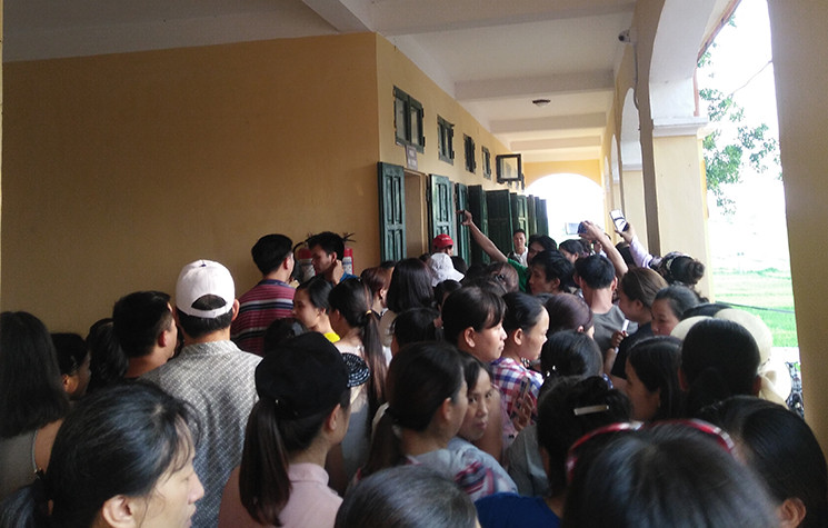 Bức xúc và cho rằng bà Oanh không tôn trọng nên hàng trăm phụ huynh kéo theo bà Oanh di chuyển lên khu vực tầng 2 để yêu cầu giải thích thỏa đáng. Tuy nhiên bà Oanh ngồi “lỳ” bên trong và dùng các cô giáo khác làm “lá chắn”.