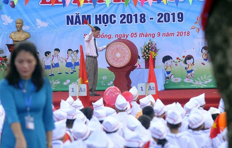 Đến khoảng 7h40 lãnh đạo Phòng Giáo dục huyện Hoài Đức đánh trống khai trường.