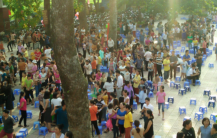 Đặc biệt, tại cuộc họp mặt các bậc phụ huynh công khai tại trường vào chiều ngày 4/9, bà Nguyễn Kim Oanh sau khi lên phát biểu đã đột ngột kết thúc buổi họp mà không thèm nghe ý kiến phụ huynh dù mọi người ngồi dưới đang nóng lòng phát biểu.