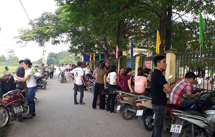 Theo các bậc phụ huynh, dịp khai giảng năm học mới của các năm trước trường Tiểu học Sơn Đồng đều mở toang hai cổng chính, phụ. Tuy nhiên năm nay, trước khi vào khai giảng trường đưa ra rất nhiều khoản thu chi bất hợp lý. Khi phụ huynh thắc mắc thì nhà trường không giải thích được.