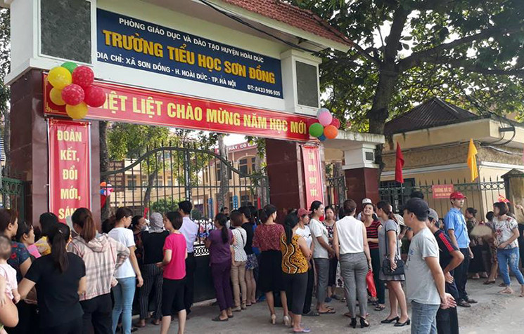 Ghi nhận của PV Kiến Thức từ sáng sớm ngày 5/9, nhiều phụ huynh đã đưa con em mình đến trường Tiểu học Sơn Đồng (Hoài Đức, Hà Nội) để tham dự lễ khai giảng năm học mới 2018-2019.