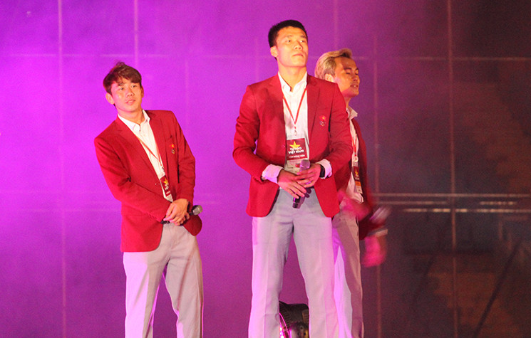 Thủ thành Bùi Tiến Dũng tỏ ra khiêm tốn khi nói về chiến tích giữ sạch lưới trong 5 trận. Dũng nói, đây là công sức của toàn đội chứ không phải riêng gì đối với Dũng. “Tụi em giữ sạch lưới trong 5 trận là có sự chuẩn bị của ban lãnh đạo, là sự nỗ lực anh em trong đội. Em cảm thấy tự hào khi được đứng trong một đội ngũ đoàn kết”, thủ thành Bùi Tiến Dũng nói.