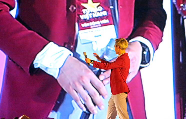 Cầu thủ Văn Toàn vẫy tay chào khán giả.