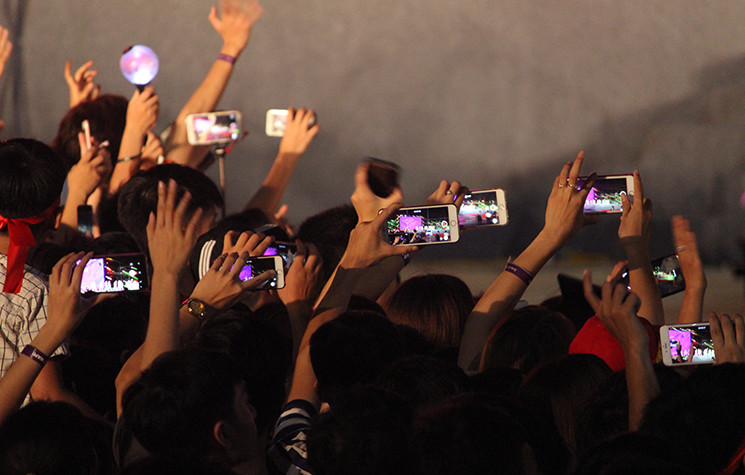 Các cổ động viên hào hứng ghi lại khoảnh khắc của dàn sao Olympic Việt Nam tại lễ vinh danh.