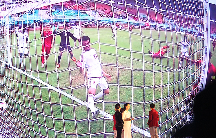 Dàn sao Olympic Việt Nam nhìn lại những khoảnh khắc lịch sử tại ASIAD 2018 qua màn hình lớn trên sân khấu.