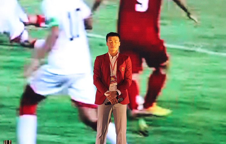 Trong phần giao lưu, hai MC chia sẻ rằng, thủ thành Bùi Tiến Dũng trưởng thành hơn rất nhiều. Tuy nhiên Dũng rất khiêm tốn.