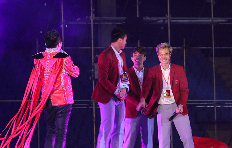 Văn Toàn sau đó đẩy nhẹ Tiến Dũng về phía ca sĩ Tùng Dương, với cử chỉ, điệu bộ vô cùng dễ thương.