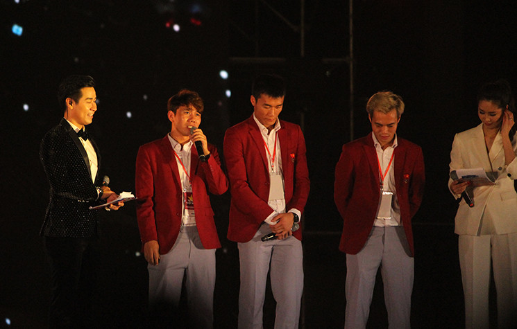 “Em rất vui vì được chơi bóng cùng với các anh, các bạn trong đội. Tuy nhiên em thấy tiếc nuối trong trận bán kết”, Minh Vương chia sẻ.