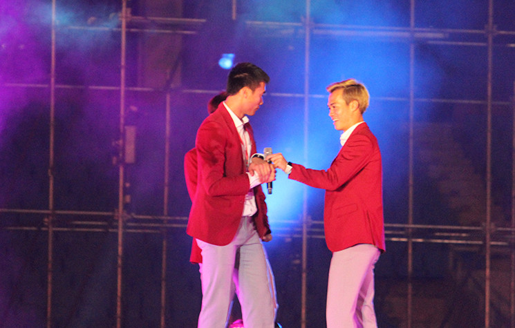 ... hóa ra Văn Toàn định "cuỗm" chiếc micro của Dũng nhưng không được.