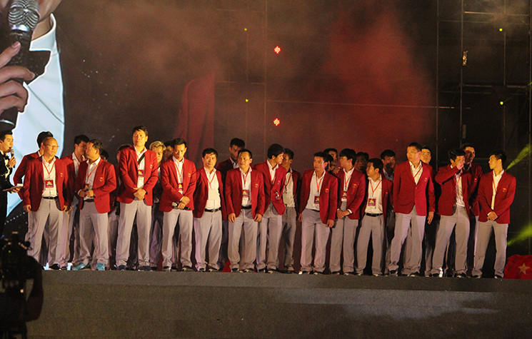 Tại lễ vinh danh, HLV Park Hang Seo chia sẻ: “Đầu tiên, tôi muốn gửi lời cảm ơn đặc biệt tới nhân dân Việt Nam, tới người hâm mộ bóng đá Việt Nam đã giành cho chúng tôi tình cảm rất lớn lao. Chúng tôi đã mơ tới viễn cảnh được đeo tấm huy chương đồng trên cổ, về nước gặp quý vị, mang lại niềm vui cho người Việt Nam. Nhưng đáng tiếc, chúng tôi đã không thể biến điều này thành hiện thực. Hy vọng rằng thất bại này sẽ trở thành động lực, trở thành bài học lớn để chúng tôi hướng tới những thành công trong tương lai, đặc biệt là ở AFF Cup 2018”