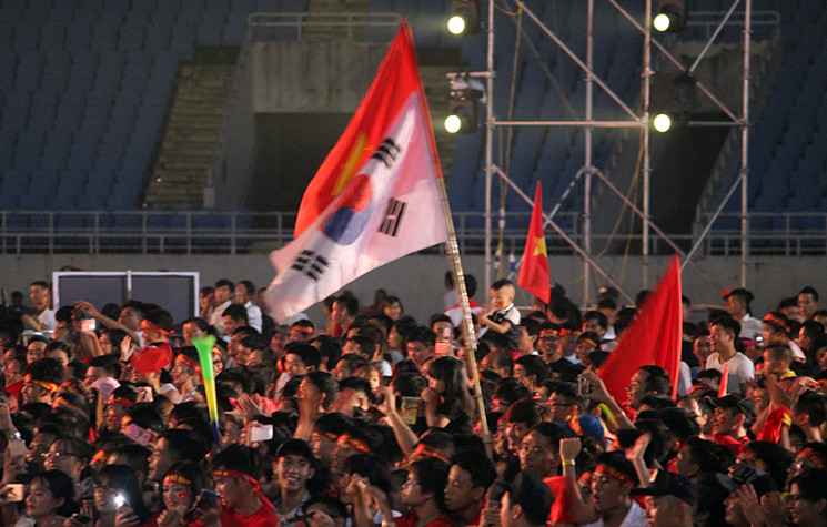 Cờ đỏ sao vàng Việt Nam và cờ của Hàn Quốc được cổ động viên mang theo đến sân vận động quốc gia Mỹ Đình, như một lòng nhắn nhủ tình anh em giữa hai nước Việt - Hàn luôn gắn chặt.