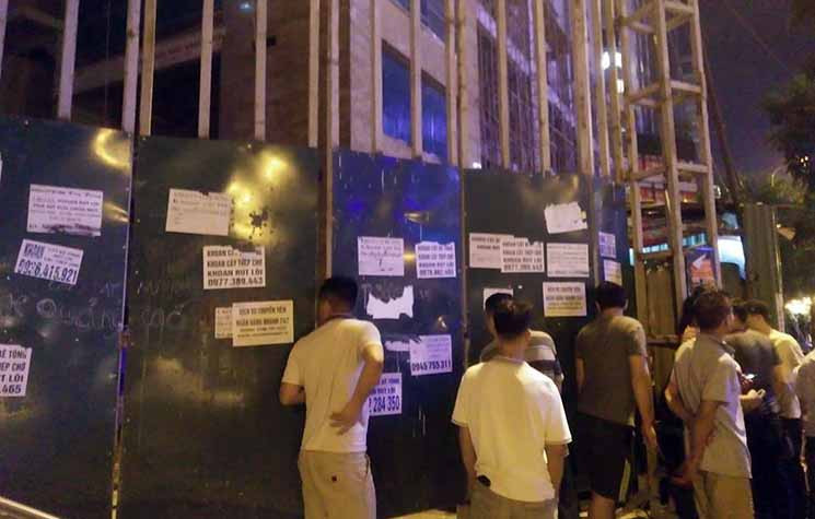 Thời điểm xảy ra vụ việc bên trong công trình vẫn có người. Tuy nhiên cửa ra vào bị chốt chặt.